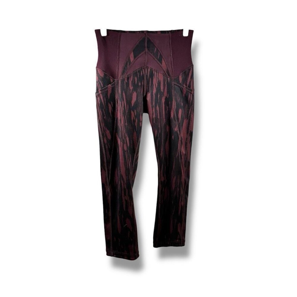 Lululemon Exquisite Crop in Painted Animal Bordeaux Drama Black Size 6